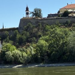 ... und Glockenturm von der Donau aus