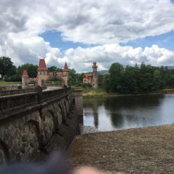 Staumauer Les Kralovstvi, mit leider viel zu wenig Wasser im Stausee