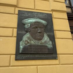 Und Martin Luther passt auf, dass es keinen Streit gibt