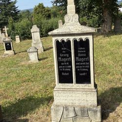 Alte Grabsteine am Friedhof von Hoštka