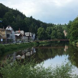 rechts im Hintergrund die Villa Mattoni mit dem goldenen Turm