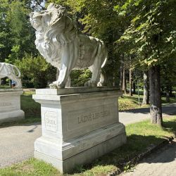 Die Löwen bewachen den Eingang zum Kurpark