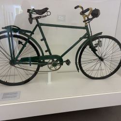 Mit diesem geschenkten Fahrrad hat ein polnischer Überlebender die Heimreise angetreten