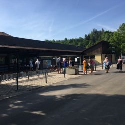Die Besucher warten schon auf die Öffnung des Freibads
