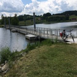 Schwimmende Brücke über den Drachensee