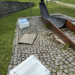 Eine Rutsche und eine Schaukel für die Kinder
