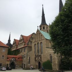 ... in baulicher Symbiose mit dem Schloß