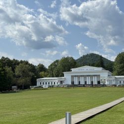Das ethnographische Museum steht am oberen Ende eines sehr gepflegten Parks