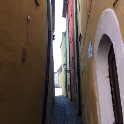 Die Kramergasse, ca.1 m breit,  teilt das Egerer Stöckl (Špaliček)