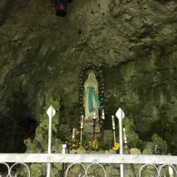 Lourdesgrotte oberhalb von Utzenhofen