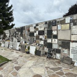Auf einem großen Aussenbereich haben die verschiedenen Nationen ihr Denkmal zur Erinnerung errichtet. Hier das Italienische