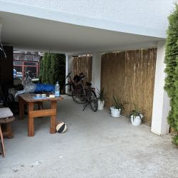 Die Räder stehen im Grundstück unter Dach