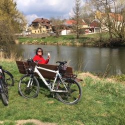... und direkt an der Vils eine Bank zum Verweilen