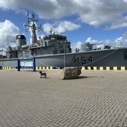Ein Kriegschiff hat im Hafen angelegt