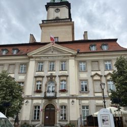 Das Rathaus dominiert den Marktplatz