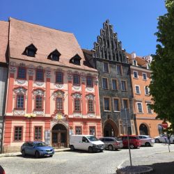 Das Gablerhaus (links) hebt sich von den anderen schönen Gebäuden nochmal ab