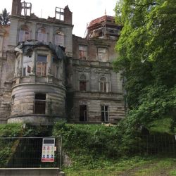 Die Villa Mattoni, der goldene Turm wacht schon wieder über das baufällige Gebäude