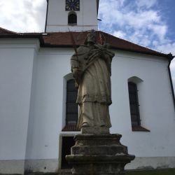 Der Heilige Jakob schickt von hier die Pilger nach Santiago