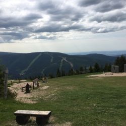 Skischneisen auf der anderen Seite des Talkessels