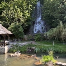 Gegenüber von diesem Wasserfall ...