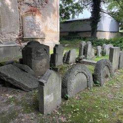 Grabsteine der ehemals deutschen Einwohner wurden neben der Kirche gesammelt