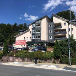 Neben viel Kunsthandwerk hat auch der Kommerz Einzug gehalten