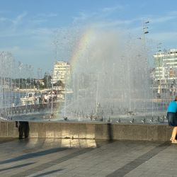 Brunnen mit Regenbogen