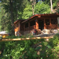 Holzhaus mit Bierterrasse
