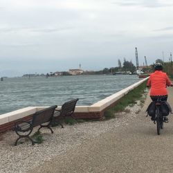 Kilometerlanger Radweg entlang der Lagune