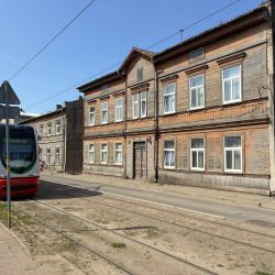 Alte Architektur mit moderner Verkehrstechnik
