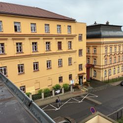 Direkt gegenüber vom Hotel ist die JVA
