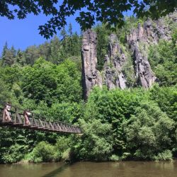Die Hängebrücke über die Eger