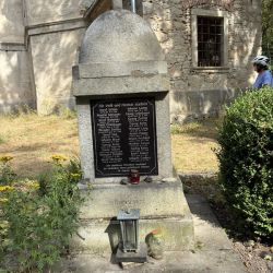 Kriegerdenkmal an der Kirchenruine Nove Domky
