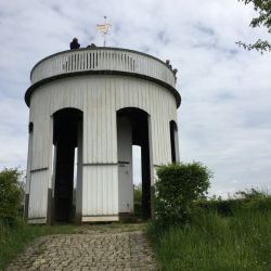 Vom Altan hat man einen guten Überblick über den Friedhof und die Landschaft