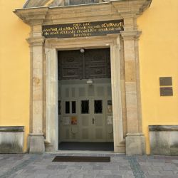 ... steht direkt neben der evangelischen Kirche