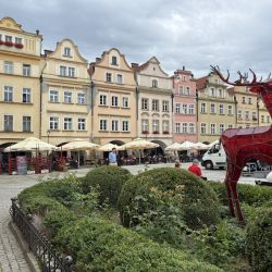 Die Bürgerhäuser mit Laubengängen zieren den Marktplatz in Jelenia Gora