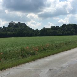 Kunietitzer Burg aus der Ferne