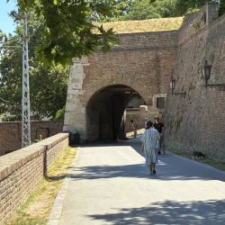 Durch die drei Tore auf das Burggelände