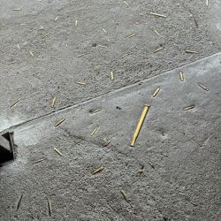 In den Boden sind Gewehrhülsen einbetoniert