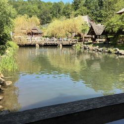 ... liegen kurz vor Mara zwei Restaurants im typischen Baustil der Region