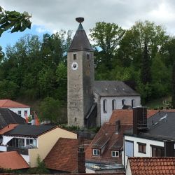 Friedhofskirche St. Georg mit Storchennest