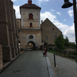 Einfahrt nach Jaromer durch das Tor bei der Kirche