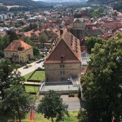 Blick von der Rosenburg direkt auf die JVA Kronach mitten in der Altstadt