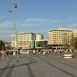 Das riesige Hotel Delta in der Abendsonne