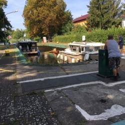 Schleuse Kupferhammer am Beginn des Schleusenvorgangs