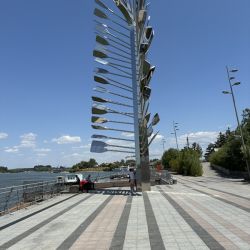 Diese Skulptur ist den rumänischen Kanuten und Kajakfahrern gewidmet, die bei internationalen Meisterschaften oder Olympia Medaillen gewonnen haben