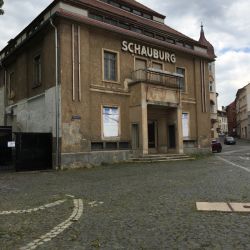 Die Schauburg, außen renovierungsbedürftig, innen schon in Betrieb