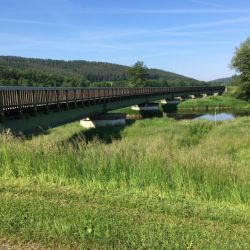 Holzbrücke über das Schwarzachtal