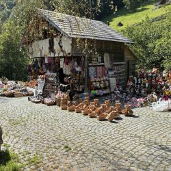regionale Handwerkskunst wird zusammen mit Kitsch angeboten