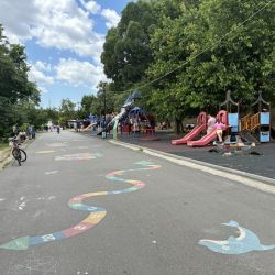 Spielplätze und Restaurants an der Donaupromenade